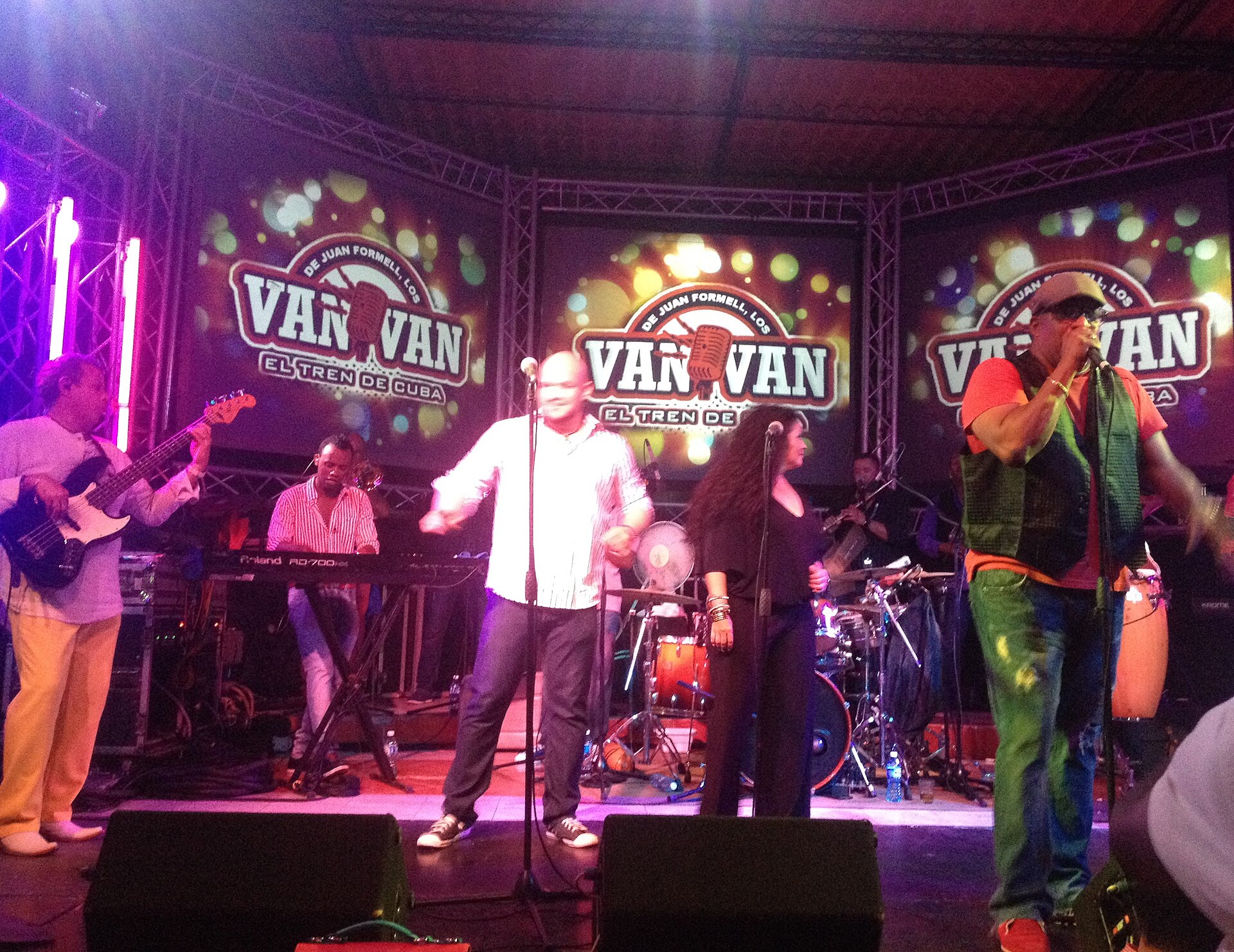 Оркестр Los Van Van выступает в Гаване
